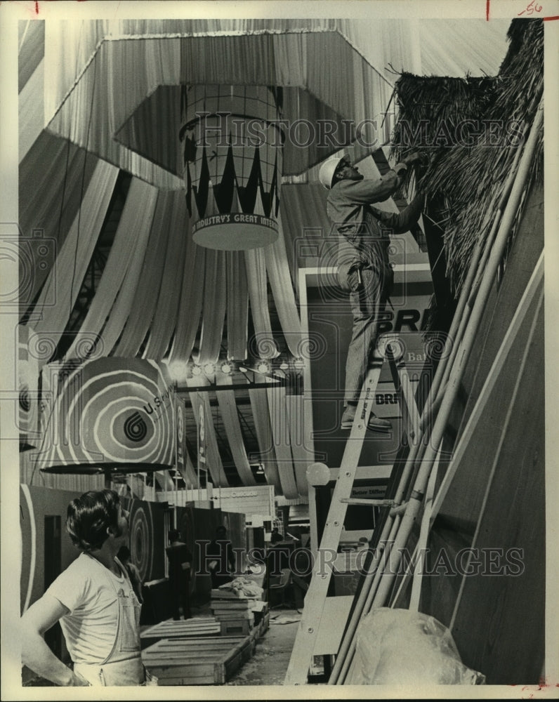 1972 Press Photo Workmen ready Houston Astrohall for Home Builder Convention