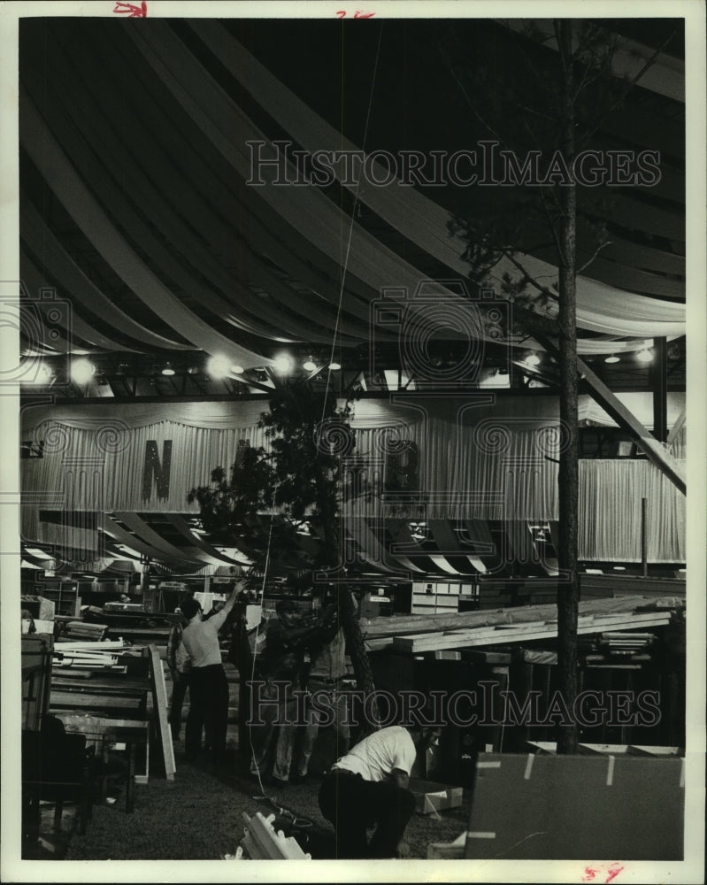 1971 Press Photo Workmen setup exhibit at National Assn of Home Builders in TX