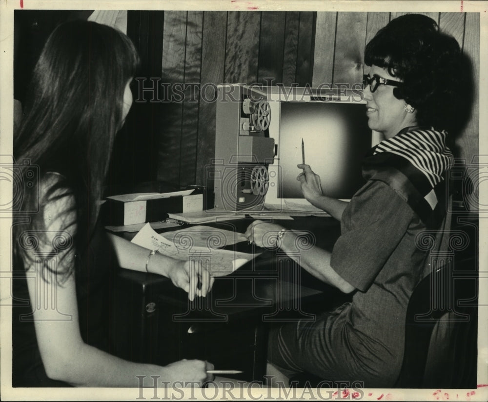 1970 Press Photo Larita Cutchshaw, Mary Ann Daniel-microfilm scanner job search