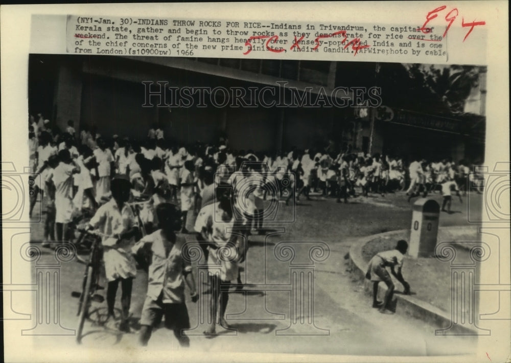 1966 Press Photo Indians in Trivandrum throw rocks as they demonstrate for rice