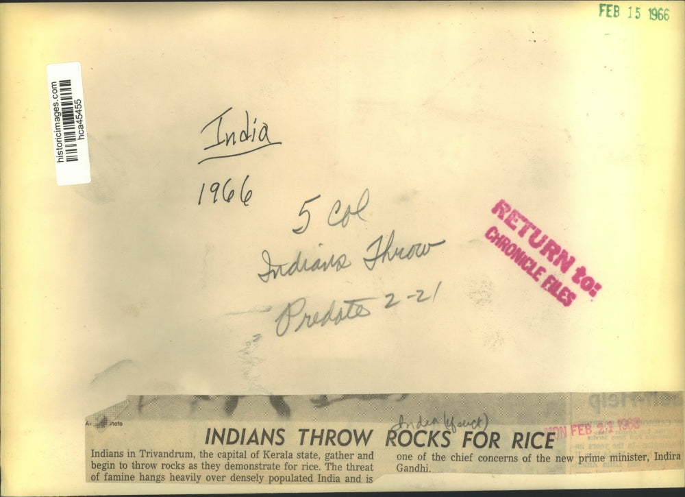1966 Press Photo Indians in Trivandrum throw rocks as they demonstrate for rice