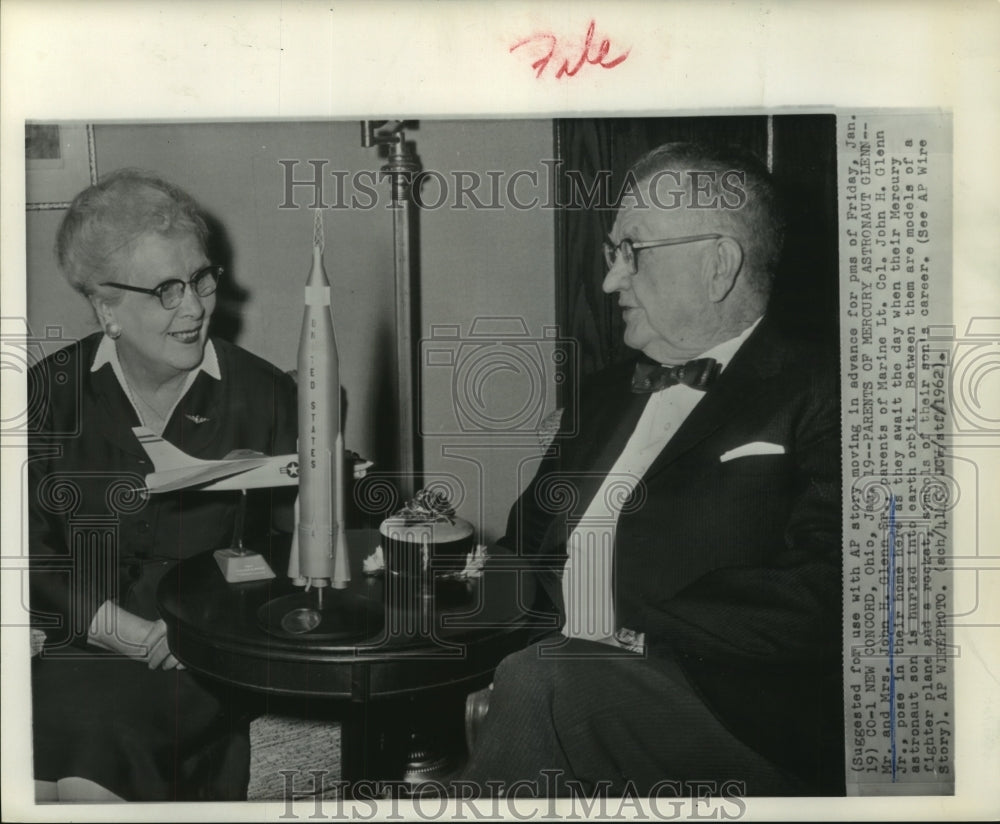 1962 Press Photo Mr. & Mrs. John H. Glenn, Sr. at home in New Concord, Ohio
