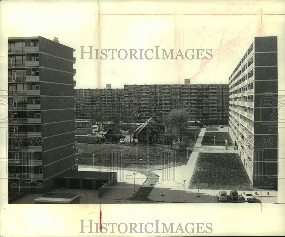 1971 Press Photo Farm completely surrounded by apartment buildings in Holland