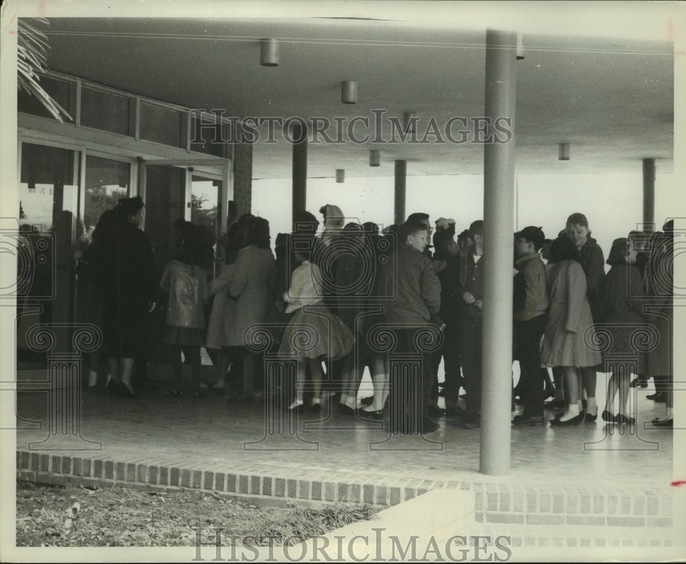 1962 Press Photo Students wait in line at Music Hall entrance in Houston