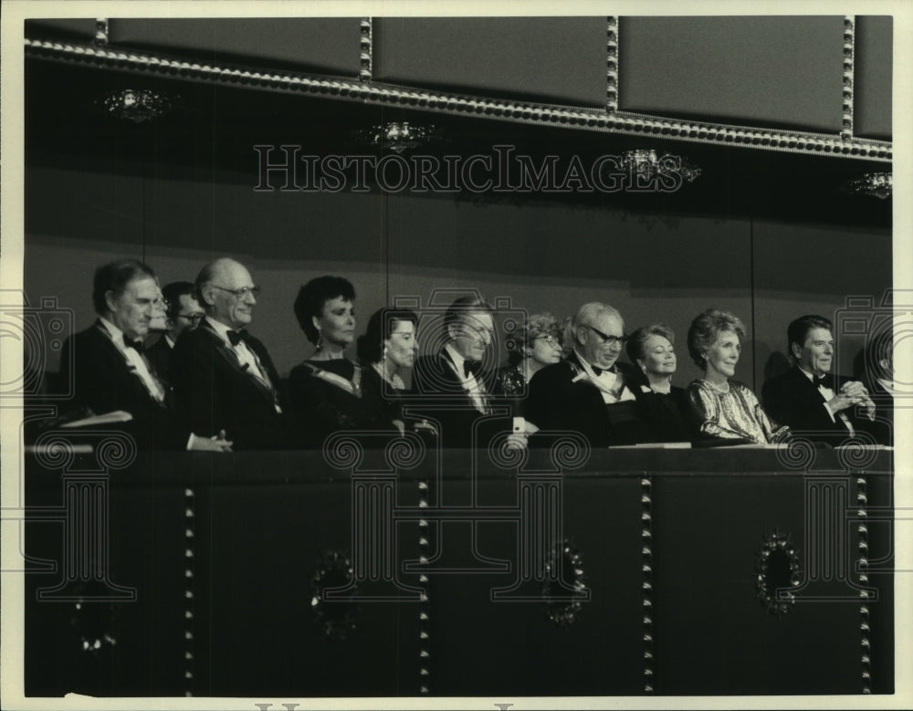 1985 Press Photo Honorees of &quot;The Kennedy Center Honors&quot; &amp; President Regan- Historic Images