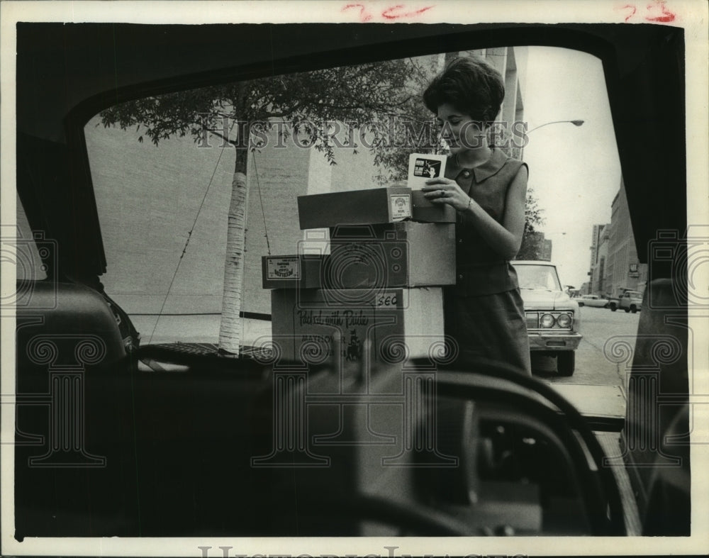 1966 Press Photo Connie Harris moves boxes into Jones Hall in Houston