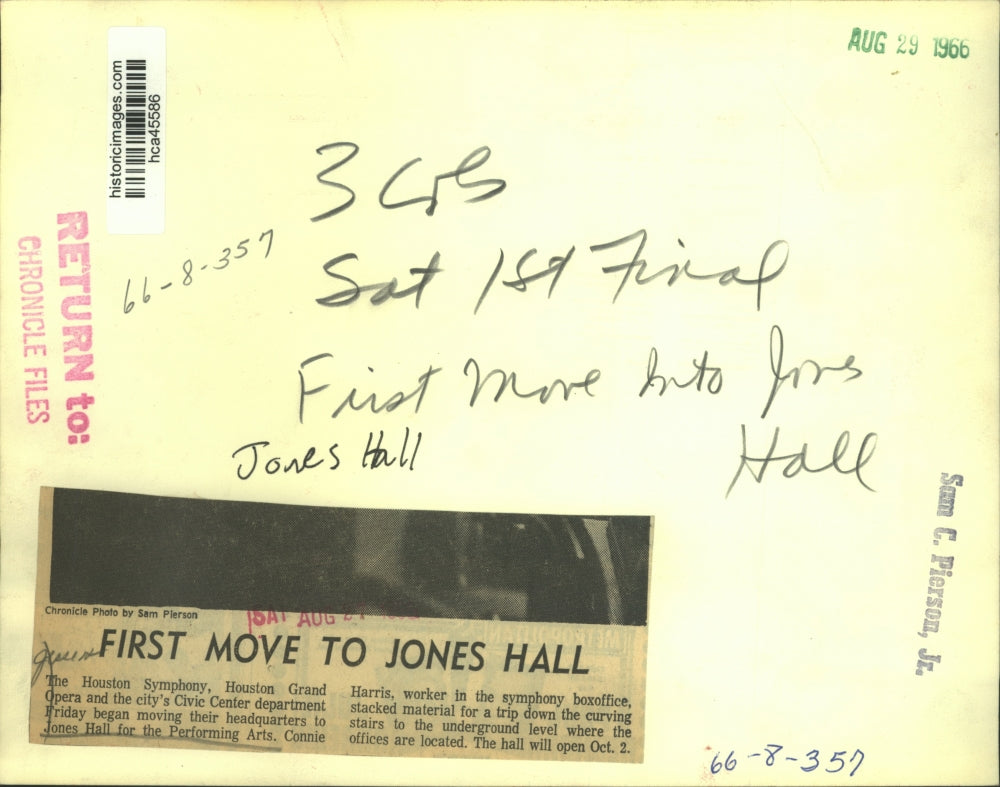 1966 Press Photo Connie Harris moves boxes into Jones Hall in Houston