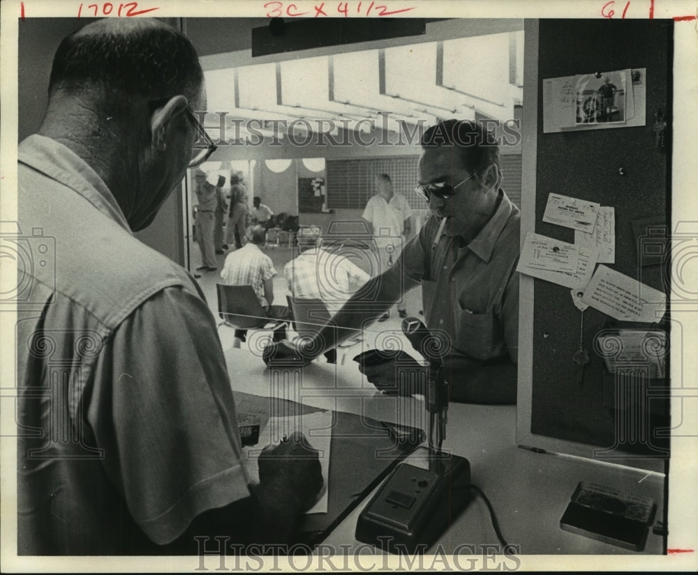1967 Press Photo Lonnie Robertson signs up seamen at National Maritime Union, TX