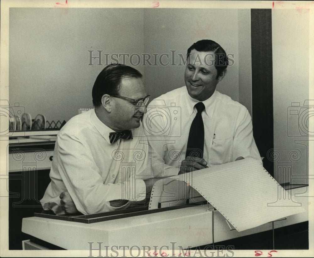 1971 Press Photo National Convenience Stores' execs look at readout in Houston