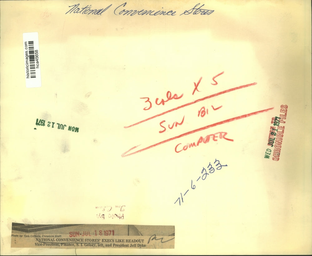 1971 Press Photo National Convenience Stores' execs look at readout in Houston