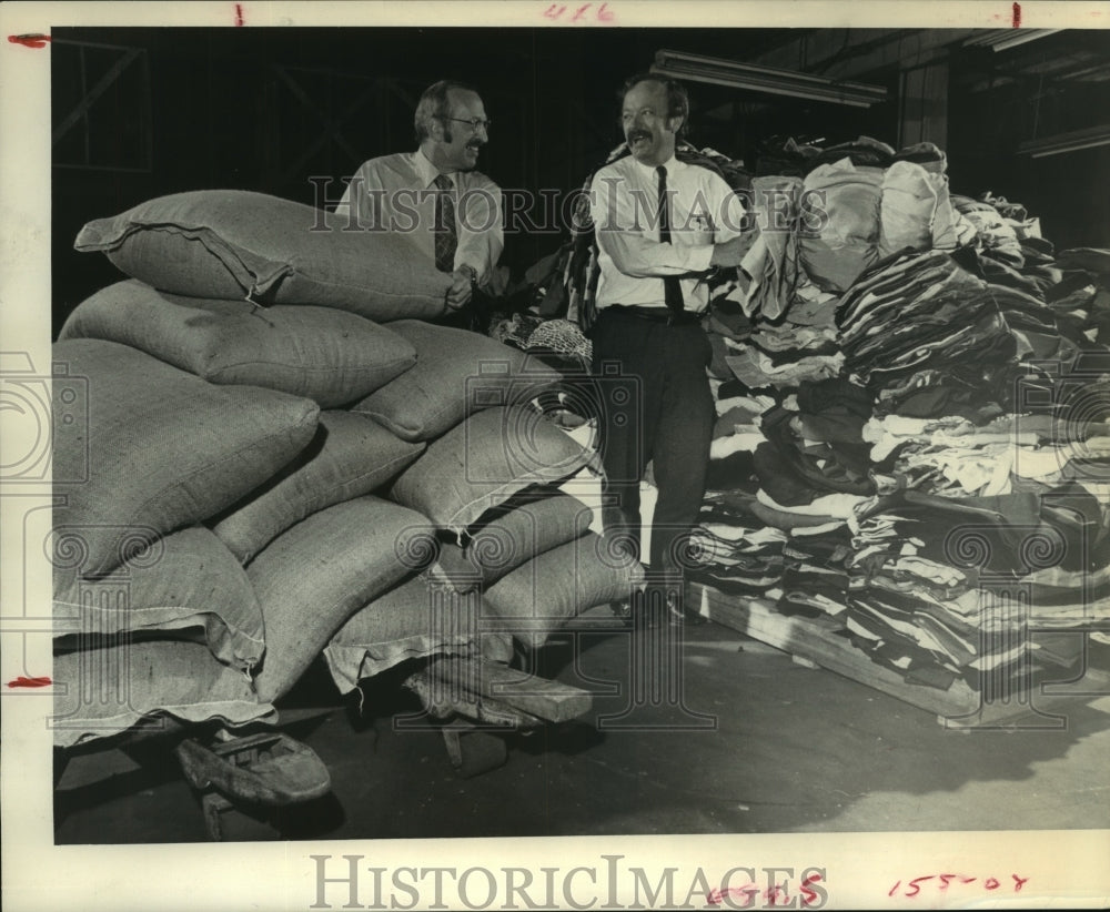 1971 Press Photo Houston men with goods for India-Pakistan conflict refugees