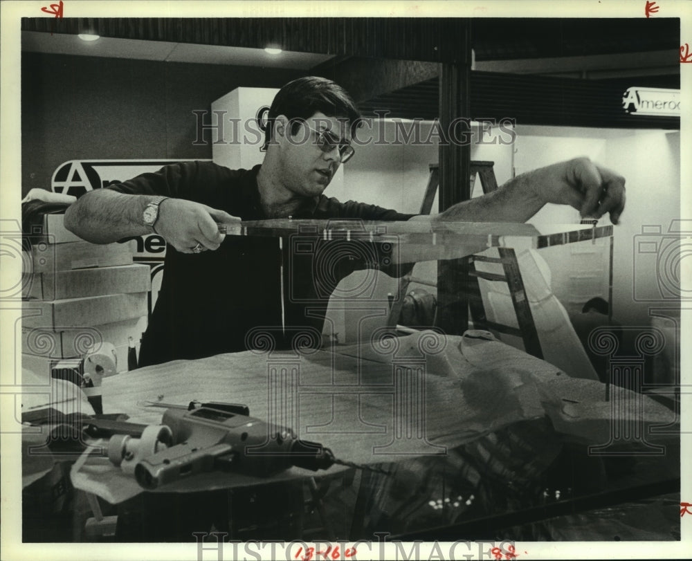 1984 Press Photo Tom Daly readies display at Home Builders convention in Houston- Historic Images