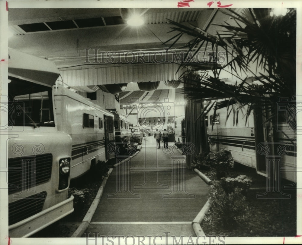 1976 Press Photo Motor-homes at Sports, Camping & Vacation Show in Houston