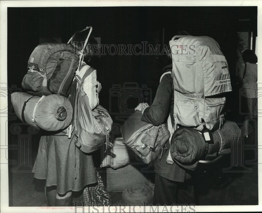 1977 Press Photo Women with camping gear at Hyatt lobby in Houston - hca45788