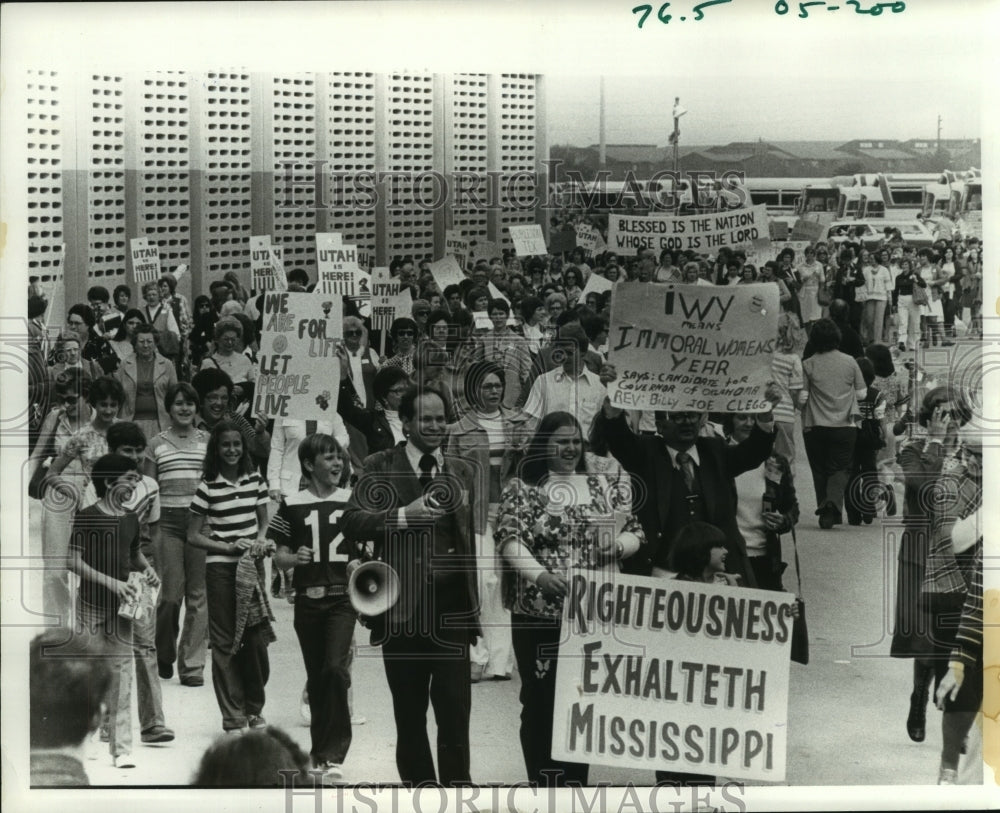 1977 Press Photo National Women's Conference protesters in Houston, Texas