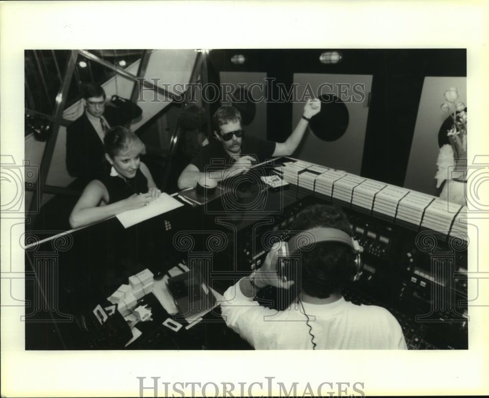 1986 Press Photo Recording music tracks at recording studio - hca45903- Historic Images