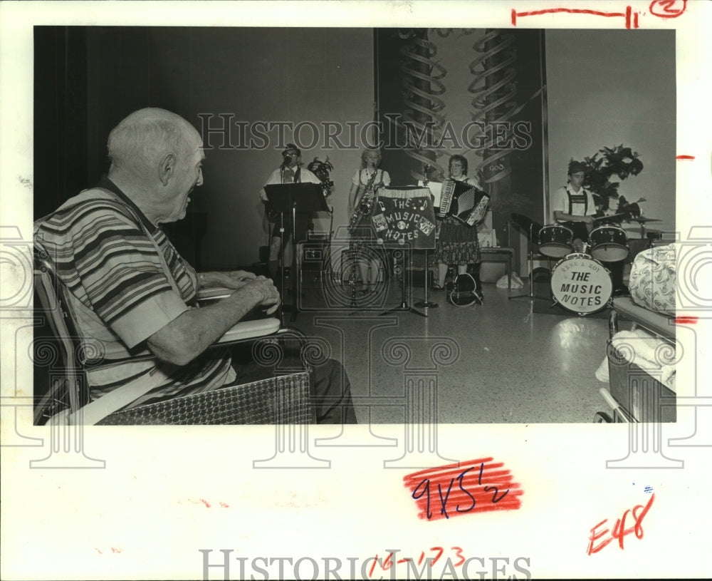 1982 Press Photo Charlie Cusak listens to &quot;The Music Notes&quot; - hca45905- Historic Images