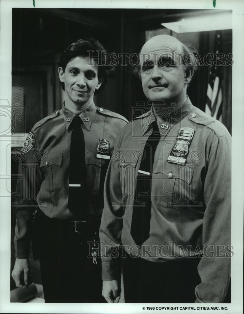 1986 Press Photo Peter Boyle &amp; Andrew Rubin star in &quot;Joe Bash&quot; TV show- Historic Images