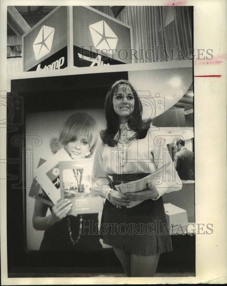 1971 Press Photo Tami Marek models at home builders convention in Houston