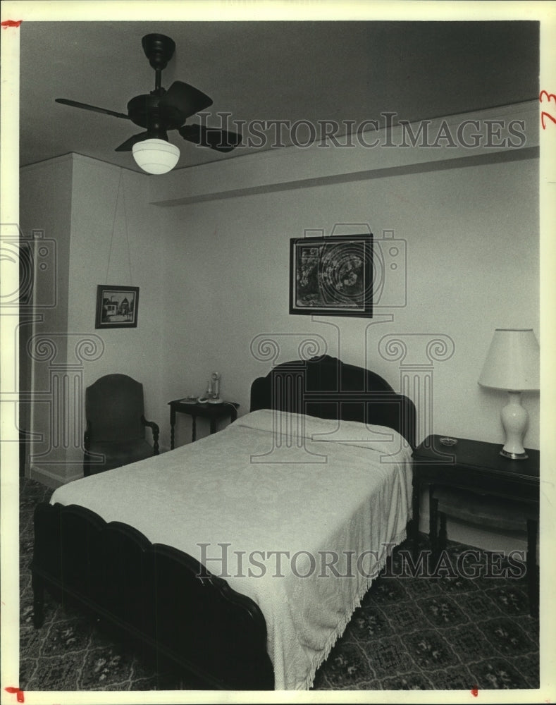1980 Press Photo Hotel Faust guest room, New Braunfels, Texas - hca46076
