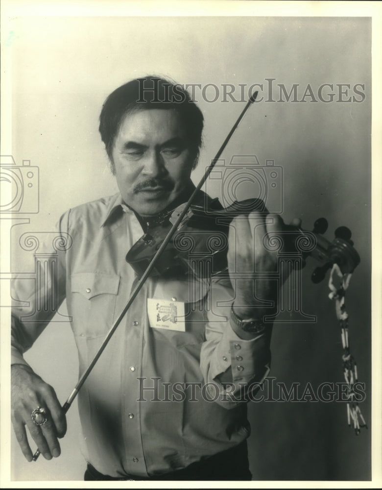 1987 Press Photo Bill Stevens, of Ft. Yukon, Alaska plays fiddle - hca46102- Historic Images