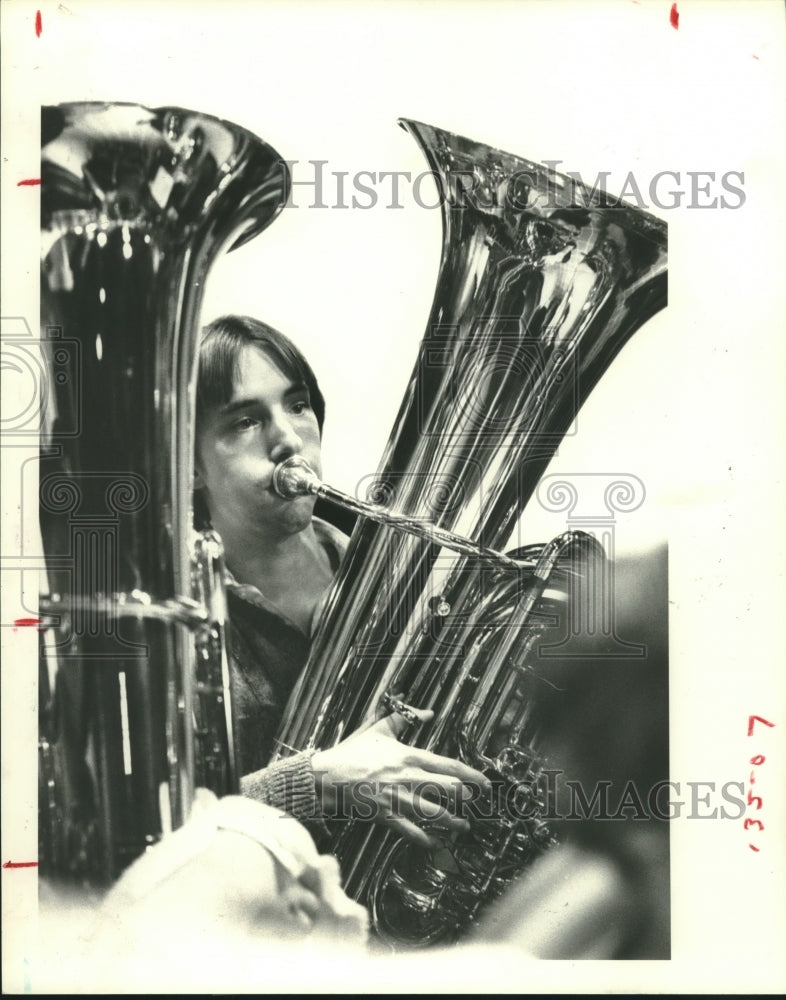 1980 Press Photo John King plays tuba at Houston Galleria, Tuba Christmas- Historic Images