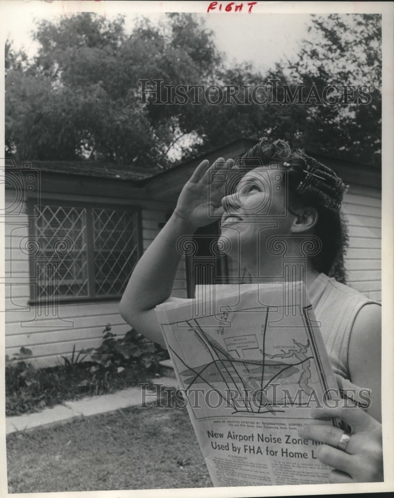 1969 Press Photo Houston resident looks up at sky in front yard; noise from jets