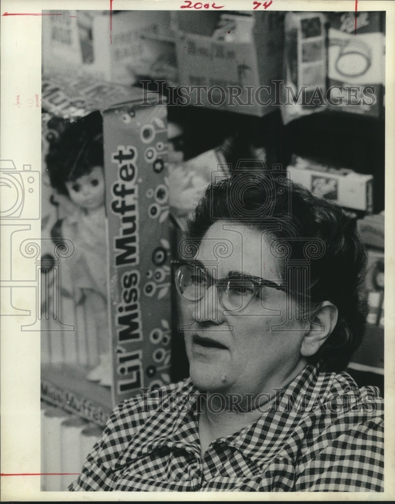 1974 Press Photo Mrs. A. A. Buckner of New Waverly, Texas, interviewed in store