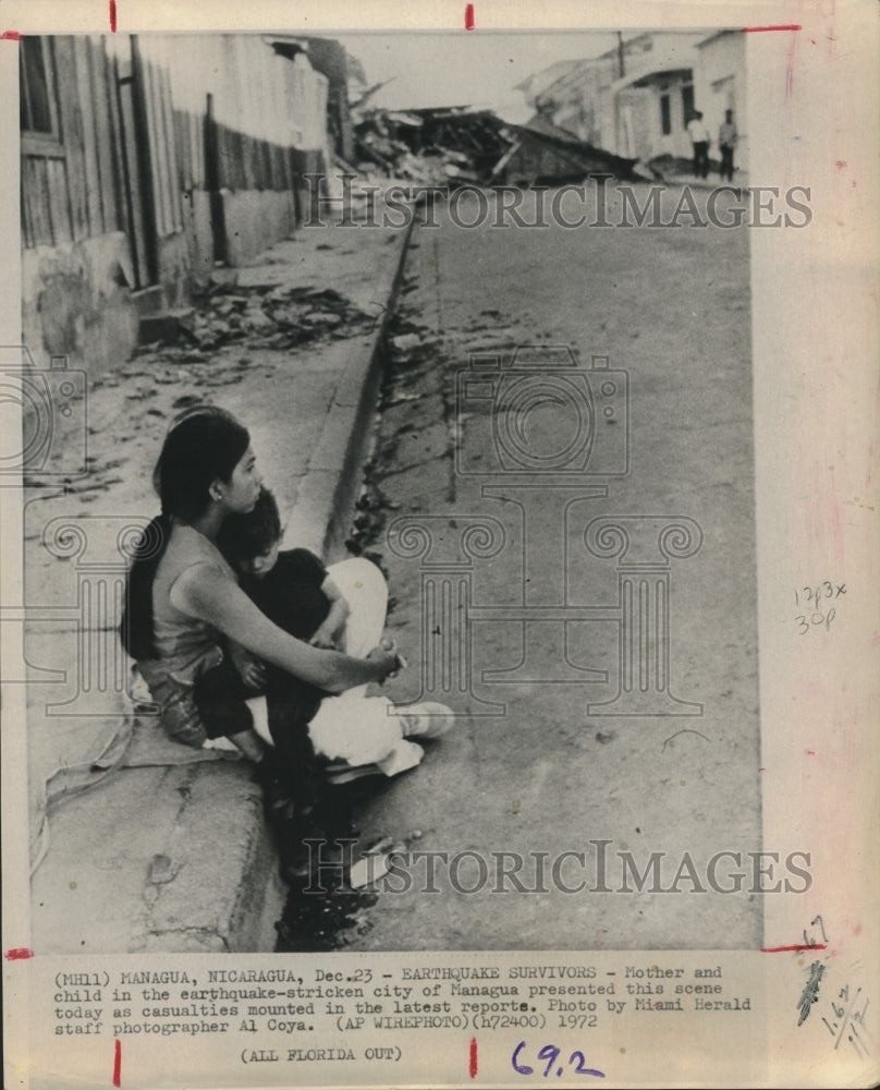 1972 Press Photo Mother and child in Managua, Nicaragua after earthquake