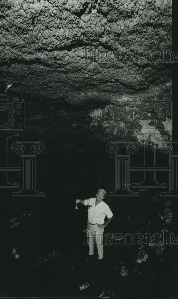 1974 Press Photo Jake Schuehle standing under bats in Ney Cave, TX - hca46227