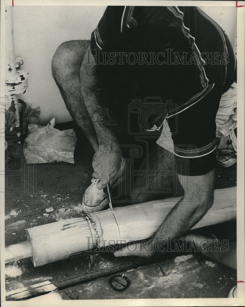1974 Press Photo Dr. Armand Silva examines mud from ocean sampling - hca46331