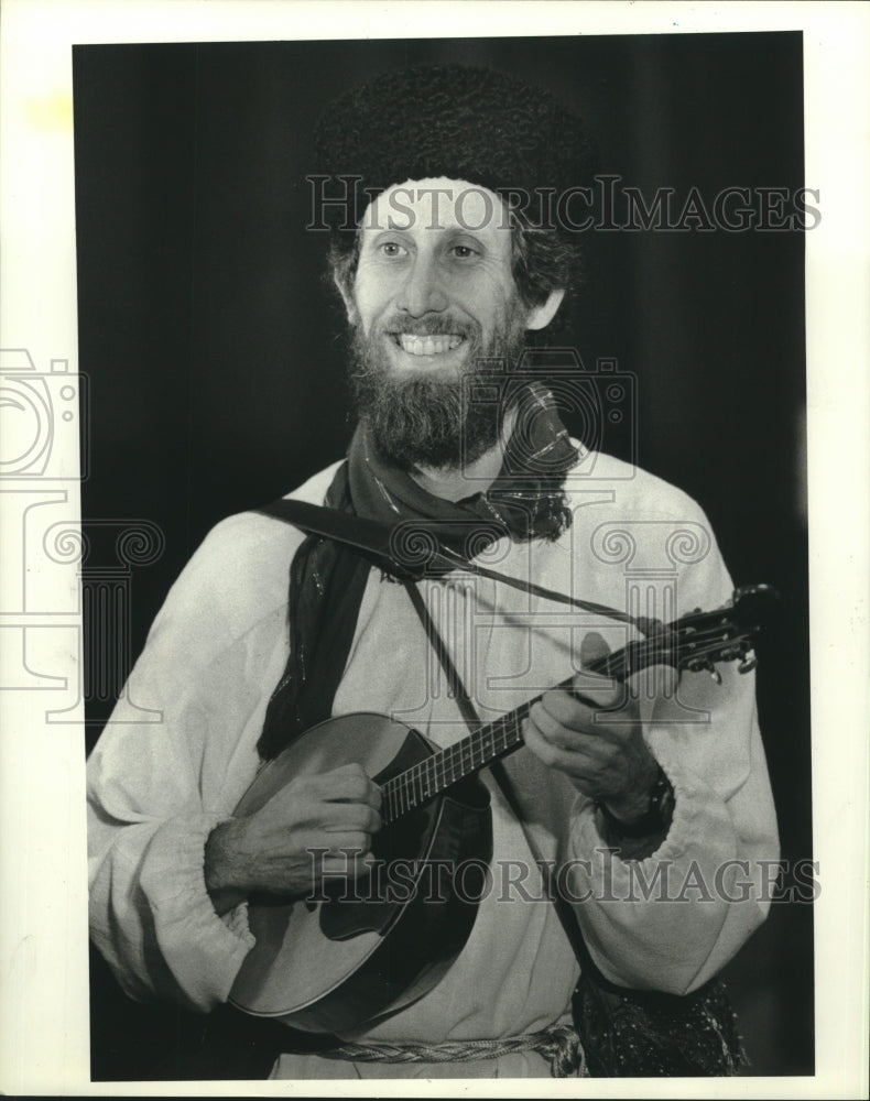 1985 Press Photo Man smiles as he plays ukulele at event - hca46495- Historic Images