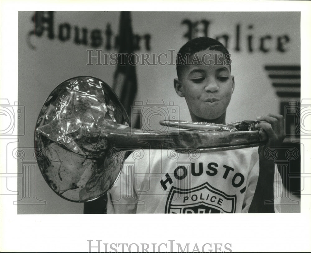 1992 Press Photo Felton Mitchell holds French horn during Houston Symphony event- Historic Images