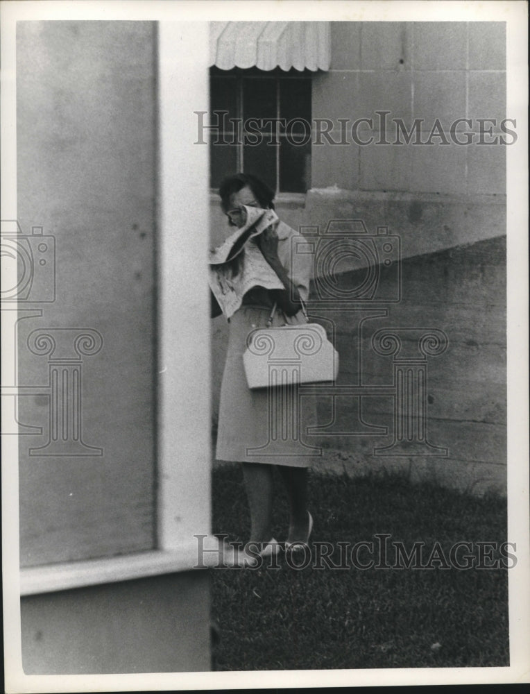 1964 Press Photo Woman stands outside Jeppesen Stadium, Houston; mosquitoes