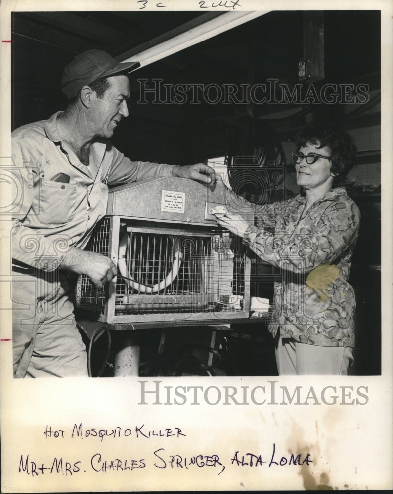 1970 Press Photo Mr. and Mrs. Charles Springer, Alta Loma-Hot Mosquito Killer- Historic Images