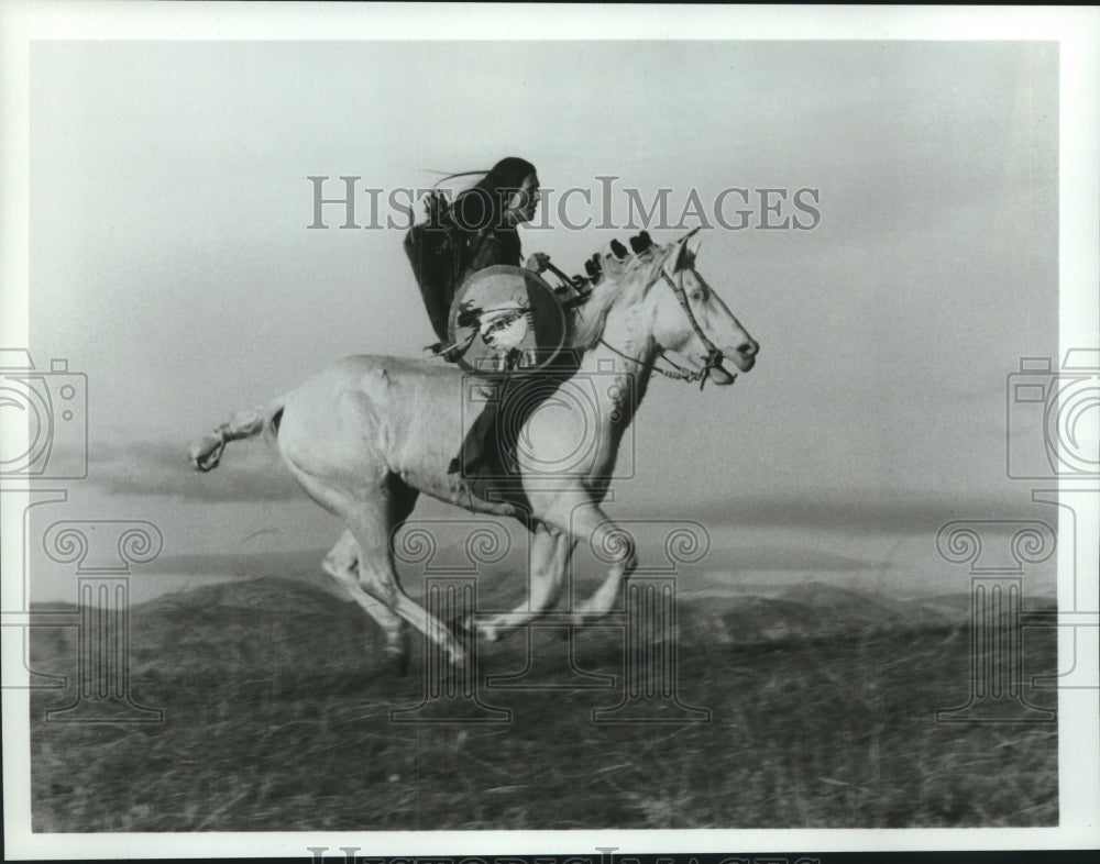 1984 Press Photo Robert Beltran rides horse in &quot;The Mystic Warrior&quot; mini-series- Historic Images