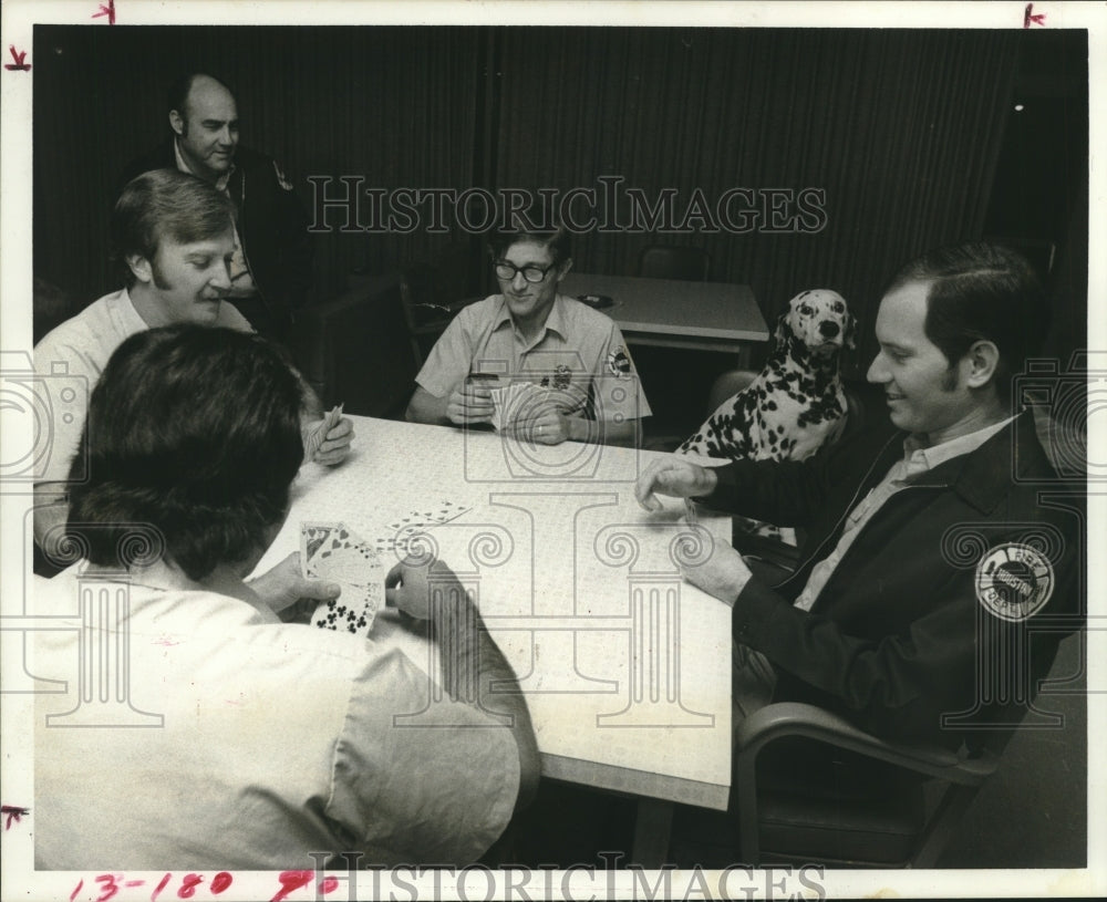 1977 Press Photo Houston firemen celebrate New Year with cards at Bagby Station