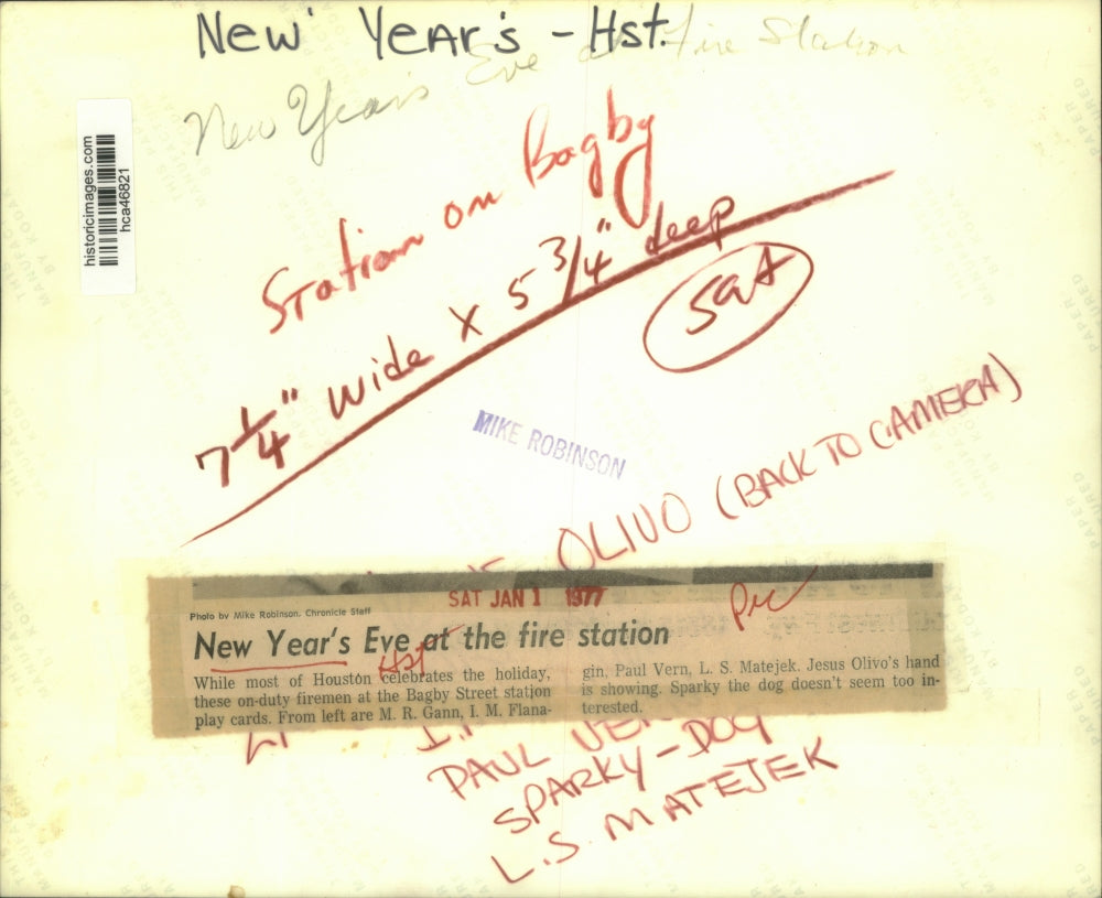 1977 Press Photo Houston firemen celebrate New Year with cards at Bagby Station