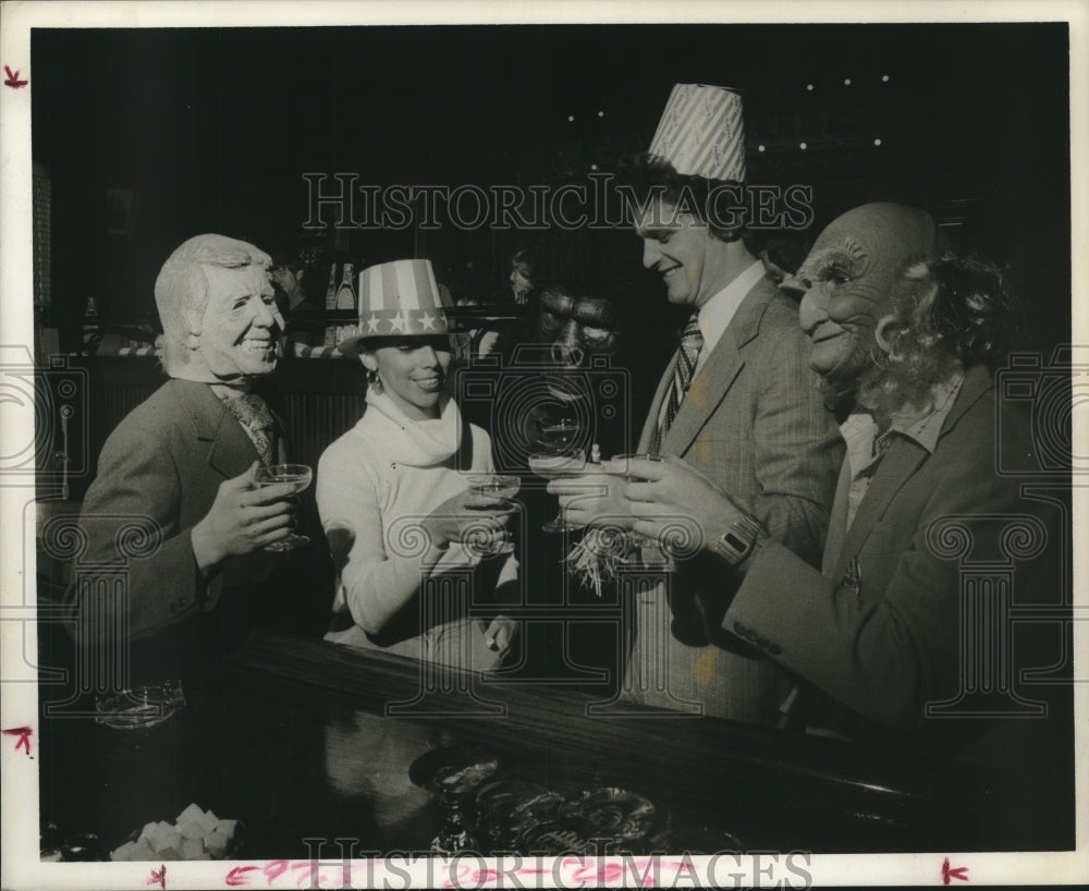 1977 Press Photo Judy Faris and Bob Somerville toast the New Year-Houston
