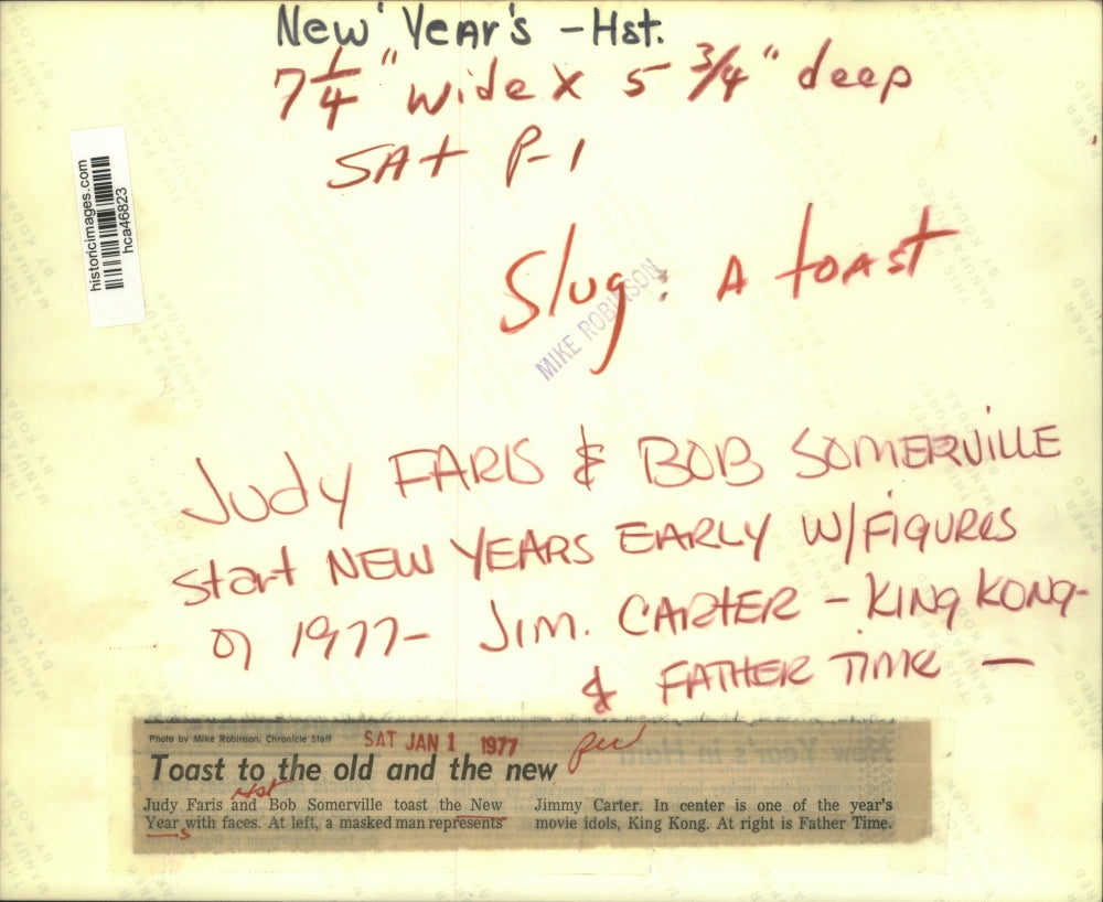 1977 Press Photo Judy Faris and Bob Somerville toast the New Year-Houston