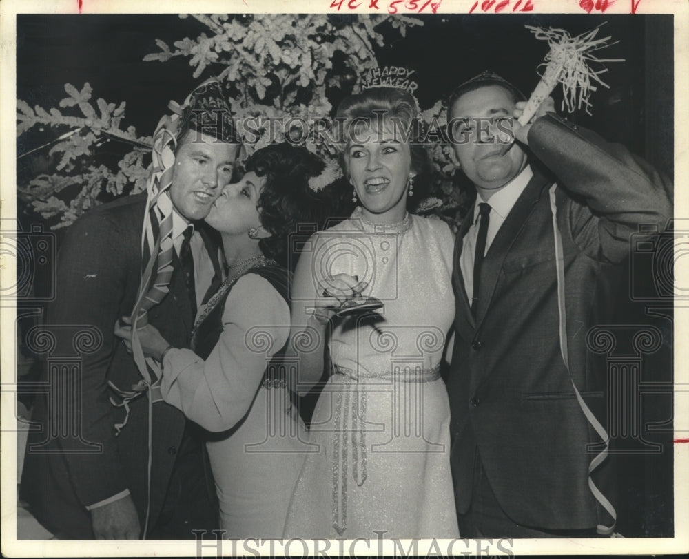 1969 Press Photo Party at the Starliner Club, Rice Hotel-New Year&#39;s, Houston- Historic Images