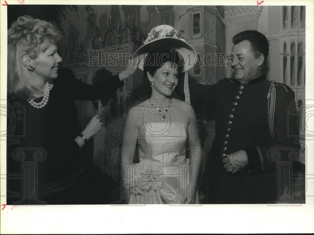 1988 Press Photo Northwood Institute Ball attendees visit in Houston - hca46884- Historic Images