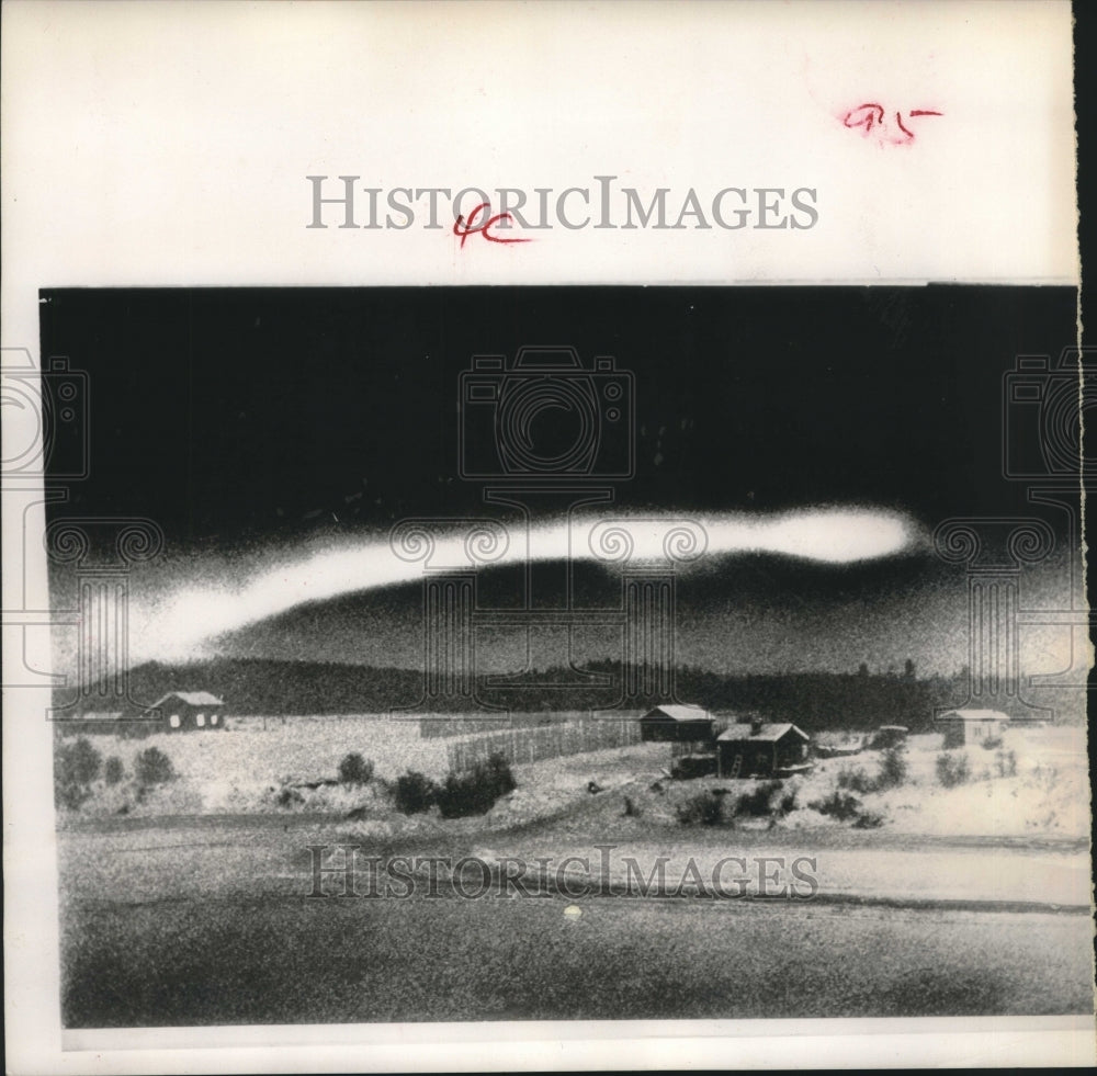 1961 Press Photo Aurora borealis over town of Ivalo in Finland; Northern Lights