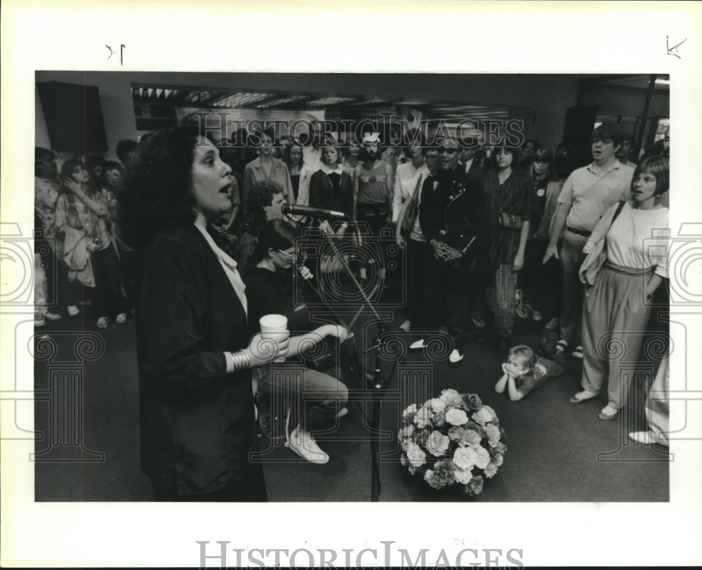 1986 Press Photo Barbara Barnett leads group at New Music America event in TX- Historic Images