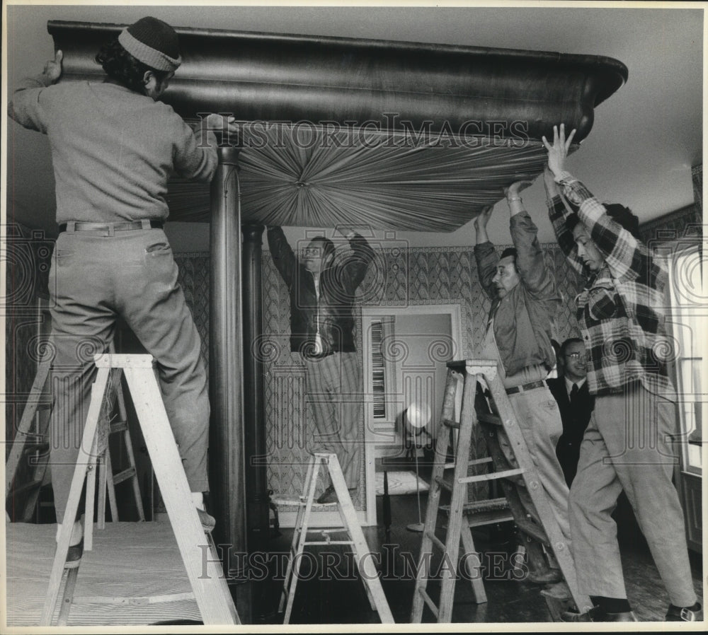 1974 Press Photo Men install Nichols-Rice-Cherry House bed canopy in Houston