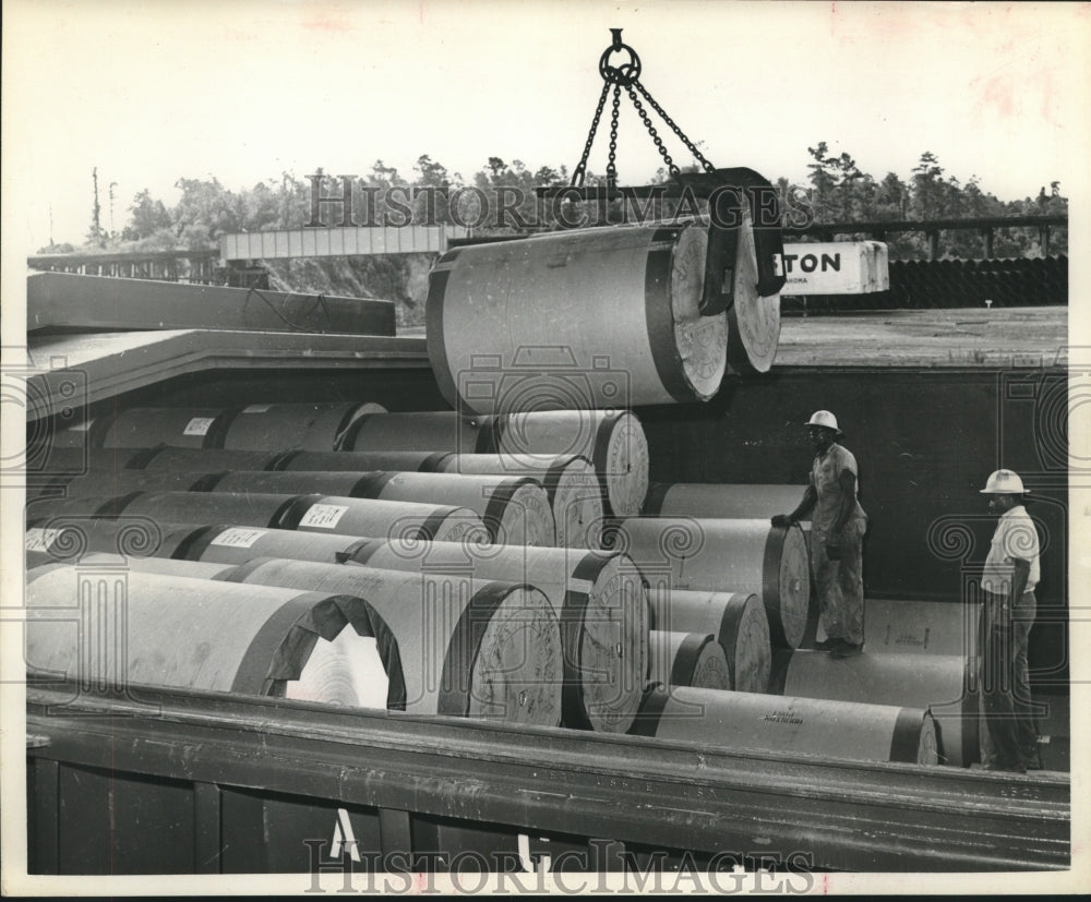 1962 Press Photo Newsprint supply unloaded at Port of Houston - hca46942