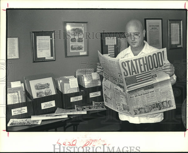 1979 Press Photo Cy Stapleton with his newspaper collection in Houston ...