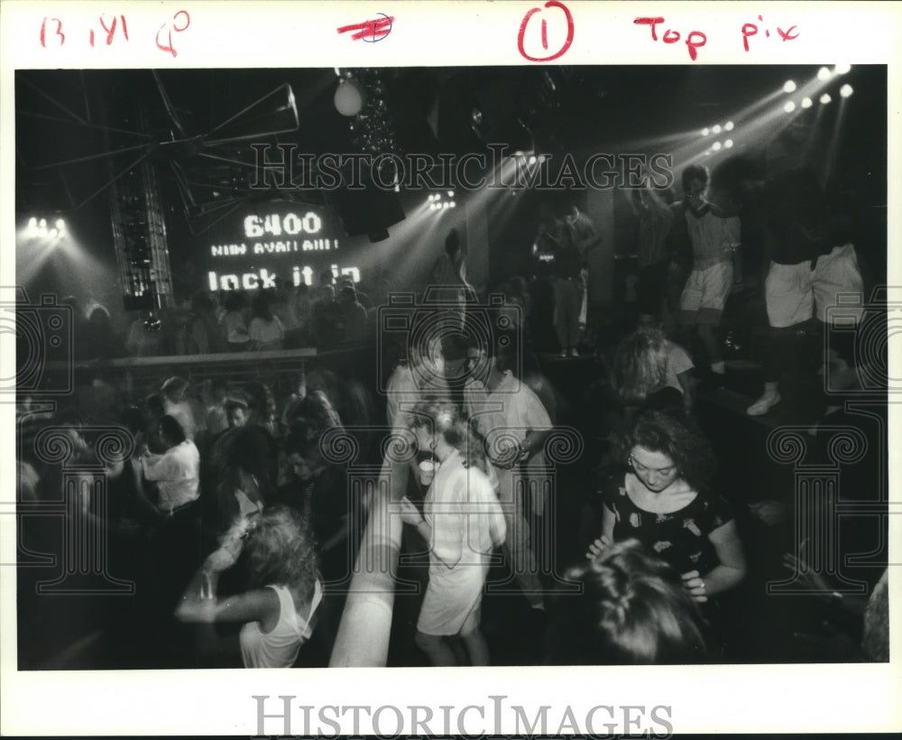 1988 Press Photo Dancers at 6400 Club in Houston nightclub - hca47027- Historic Images