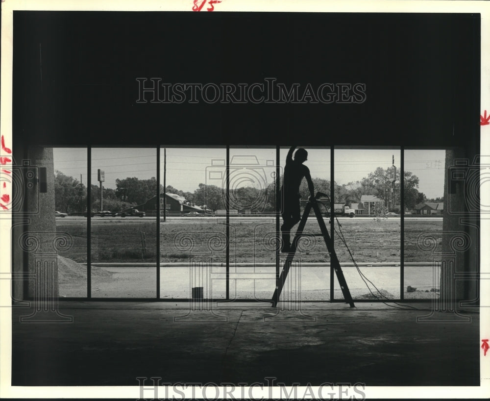 1980 Press Photo Workman puts finishing touches on Northborough Business Center- Historic Images