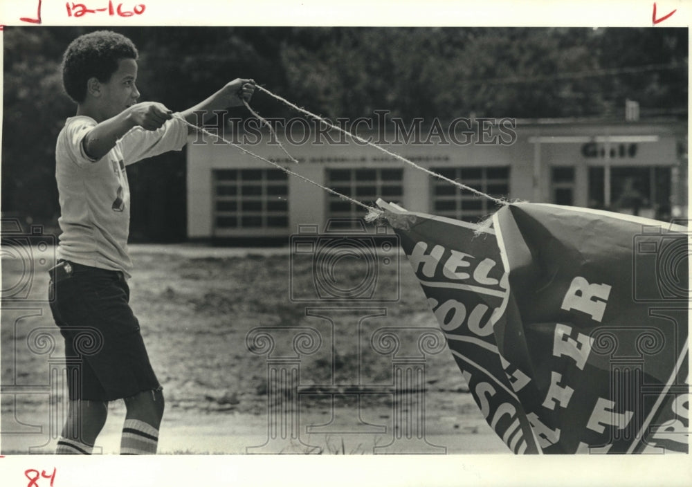 1980 Press Photo Robert Smith with banner-muscular dystrophy fund drive-Houston